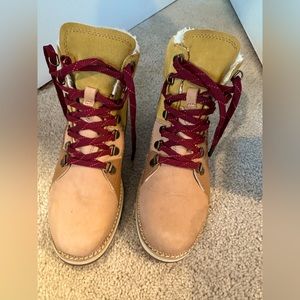 Barely worn Tom’s women’s hiking and everyday insulated shoes